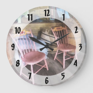 Grande Horloge Ronde Deux chaises roses dans le magasin général
