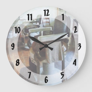 Grande Horloge Ronde Deux fauteuils de coiffeur