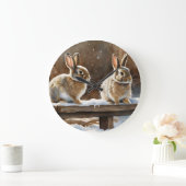 Grande Horloge Ronde Deux mignons lapins de lapin sur un banc à neige (Maison)