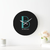 Grande Horloge Ronde DIY Grand Monogramme & Nom, Texte Sarcelle/Blanc, (Maison)
