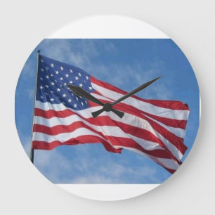 Grande Horloge Ronde Drapeau américain flottant sur un ciel bleu
