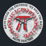 Grande Horloge Ronde Ecole Math Collège Ou Enseignant Universitaire<br><div class="desc">Math School College ou professeur d'université avec Pi rouge et numéros manuscrits. Vous pouvez le customiser avec votre propre texte ou nom</div>
