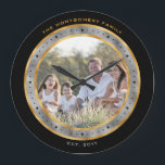 Grande Horloge Ronde Elégant Black Gold Silver Foil Nom personnalisé Ph<br><div class="desc">Remarquez le style du temps avec ce design élégant, qui présente une feuille métallique argentée et or chic et tendance sur un arrière - plan noir. Personnalisez-le avec votre photo, votre nom de famille et votre date de naissance.</div>