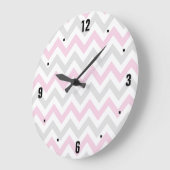 Grande Horloge Ronde Elegant Pink, Grey et White Chevron Pattern (Angle)
