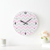 Grande Horloge Ronde Elegant Pink, Grey et White Chevron Pattern (Maison)