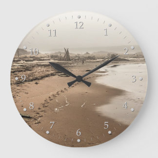Grande Horloge Ronde Empreintes sur une plage de Foggy