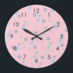 Grande Horloge Ronde Équipe Artistique Snychro Nage Baigneurs Rose<br><div class="desc">Illustration moderne cool des nageuses artistiques synchronisées. Les nageurs artistiques offrent un design cadeau dans des couleurs pastel. cadeau d'équipe de natation cool. cadeaux d'équipe de natation synchronisée, cadeau d'entraîneur d'équipe de natation synchronisée. Les nageuses artistiques les filles équipe cadeaux idées. Décor de maison natation artistique, papeterie et plus encore,...</div>