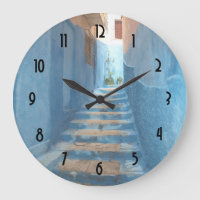 Escalier bleu étroit au Maroc