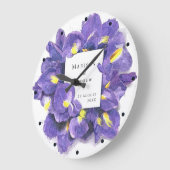Grande Horloge Ronde Étonnant violet Irises Aquarelle Floral Mariage (Angle)