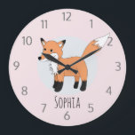 Grande Horloge Ronde Filles mignonnes Renard et nom de bois Enfants<br><div class="desc">Cette horloge branchée pour filles présente un adorable renard forestier dessiné à la main. Ce joli design dispose également d'un endroit où vous pouvez ajouter un nom. Le design faunique parfait pour une chambre d'enfant ou une crèche d'enfant !</div>