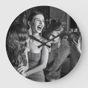 Grande Horloge Ronde Filles qui rient : belle photo noir-blanc