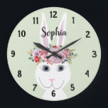 Grande Horloge Ronde Filles Whimsical Floral Aquarelle Rabbit et nom<br><div class="desc">Cette horloge enfant fantaisiste et tendance présente un beau lapin lapin peint à la main avec une couronne florale, et un arrière - plan personnalisable. Cette aquarelle fleurie dispose également d'un endroit où vous pouvez ajouter le nom de votre fille. Parfait pour la chambre d'un enfant ou la crèche de...</div>
