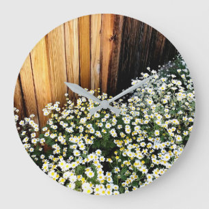 Grande Horloge Ronde Fleurs blanches délicates contre une clôture patin