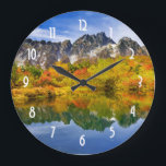 Grande Horloge Ronde Forêt paysagère pittoresque et montagnes<br><div class="desc">Une horloge avec une belle photo de campagne. Montagnes de pierre avec une forêt automnale aux couleurs vives. Un lac tranquille reflète les montagnes,  les arbres et les herbes.</div>