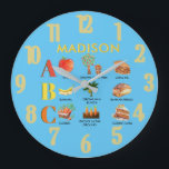 Grande Horloge Ronde Fun Alphabet ABC nom personnalisé<br><div class="desc">Comment combiner un joli "mur art" personnalisé à la chambre d'un enfant avec une horloge et une expérience d'apprentissage. Apprenez les ABC et apprenez quelque chose sur les légumes — comment ils grandissent et ce qu'ils peuvent devenir dans notre vie quotidienne. Pour toute question de conception ou demande spéciale, envoyez...</div>