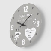 Grande Horloge Ronde Gris et blanc avec un nom café tasse et coeurs (Angle)