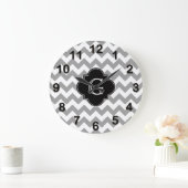 Grande Horloge Ronde Gris Wht Chevron ZigZag Black Quatrefoil Monogramm (Maison)