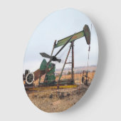 Grande Horloge Ronde Grosse valet verte dans un champ pétrolifère (Angle)