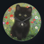 Grande Horloge Ronde Gustav Klimt Kitten<br><div class="desc">Horloge avec un chaton Gustav Klimt ! Ce chaton noir porte un collier d'argent et s'assoit dans un champ de fleurs rouges,  bleues,  blanches et jaunes. Un cadeau merveilleux pour les amateurs d'art amoureux des chats et autrichiens !</div>