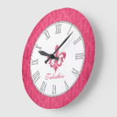 Grande Horloge Ronde Hot pink fleur de lis damask name wall clock (Angle)