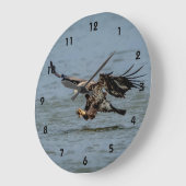 Grande Horloge Ronde Immature Bald Eagle plongée pour un poisson (Angle)