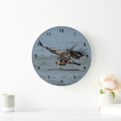 Grande Horloge Ronde Immature Bald Eagle plongée pour un poisson (Maison)
