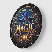 Grande Horloge Ronde In This House We Believe Magic (Angle)