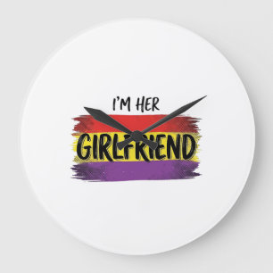 Grande Horloge Ronde Je Suis Sa Petite Amie Arc-en-ciel Fière Vector T-