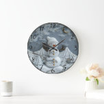Grande Horloge Ronde Jolly Christmas Snowman Délice<br><div class="desc">Un charmant bonhomme de neige à l'expression joyeuse et un casquette douillet se dresse fièrement au milieu d'un paysage hivernal serein. Des montagnes majestueuses forment un décor époustouflant, tandis que des étoiles délicates scintillent dans un ciel nocturne. Un arbre miniature renforce l'ambiance festive.</div>