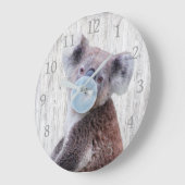 Grande Horloge Ronde Koala soufflant du chewing-gum bleu Texture bois (Angle)