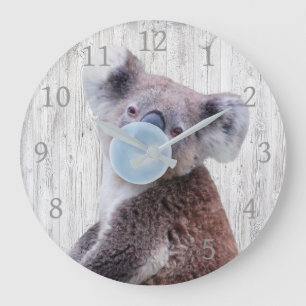 Grande Horloge Ronde Koala soufflant un bubble gum bleu texture bois