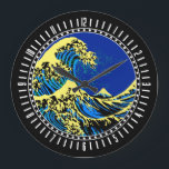 Grande Horloge Ronde La Grande vague de Hokusai dans le style pop art D<br><div class="desc">Un design personnalisé inspiré de la Grande Vague de Kanagawa peint par l'artiste japonais Hokusai. Il est rendu dans un style pop art bleu vif. Ça a l'air bien, une super idée cadeau visage horloge. Utilisez le lien "Message" pour nous contacter avec vos demandes de design spécial ou pour obtenir...</div>