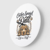 Grande Horloge Ronde La vie de papa Cocker Spaniel est rude T-shirt vin (Angle)