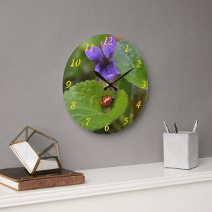 Grande Horloge Ronde Ladybug sur les fleurs de violet doux