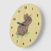 Grande Horloge Ronde Lapin mignon en trèfle avec Arrière - plan en bois (Angle)
