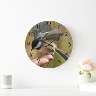 Grande Horloge Ronde Le Bruant atterrit sur la main de ma femme