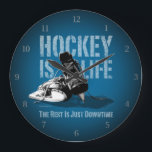 Grande Horloge Ronde Le hockey c'est la vie<br><div class="desc">Est-il vrai que la seule fois où vous êtes vraiment heureux, c'est quand vous jouez au hockey ? Est-ce tout ce que vous pensez - quand vous ne pensez pas aux filles ? Est-ce la seule fois où tu te sens vivant, le moment où tu es sur la glace ?...</div>