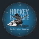 Grande Horloge Ronde Le hockey c'est la vie<br><div class="desc">Est-il vrai que la seule fois où vous êtes vraiment heureux, c'est quand vous jouez au hockey ? Est-ce tout ce que vous pensez - quand vous ne pensez pas aux filles ? Est-ce la seule fois où tu te sens vivant, le moment où tu es sur la glace ?...</div>