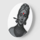 Grande Horloge Ronde Le Regard Royal - Reine Indienne en Ligne Art (Angle)