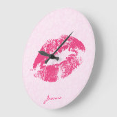 Grande Horloge Ronde Lèvres rouges monogrammes sur Damas rose clair (Angle)