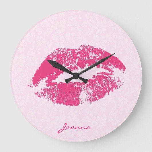 Grande Horloge Ronde Lèvres rouges monogrammes sur Damas rose clair (Recto)
