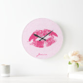 Grande Horloge Ronde Lèvres rouges monogrammes sur Damas rose clair (Maison)