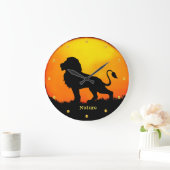 Grande Horloge Ronde Lion sauvage, points d'or & lever de soleil sur un (Maison)