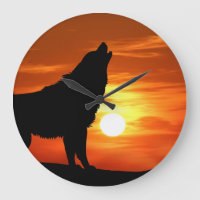 Loup hurlant à l'horloge du coucher du soleil