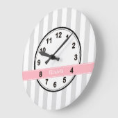 Grande Horloge Ronde Lt Grey White Stripe Pink Nom Monogramme (Angle)