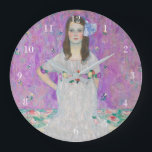 Grande Horloge Ronde Mada Primavesi Gustav Klimt Purple Girl Portrait<br><div class="desc">Portrait célèbre de Mada Primavesi par Gustav Klimt. Ce tableau présente une jeune fille brune dans une jolie robe blanche avec des fleurs devant un arrière - plan violet. De belles couleurs sur cette oeuvre vintage d'une femme.</div>