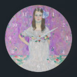 Grande Horloge Ronde Mada Primavesi Gustav Klimt Purple Girl Portrait<br><div class="desc">Portrait célèbre de Mada Primavesi par Gustav Klimt. Ce tableau présente une jeune fille brune dans une jolie robe blanche avec des fleurs devant un arrière - plan violet. De belles couleurs sur cette oeuvre vintage d'une femme.</div>