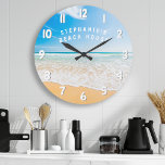 Grande Horloge Ronde Maison de plage personnalisée Scène de plage tropi<br><div class="desc">Maison de plage personnalisée Scène de plage tropicale Grande horloge. Cette horloge nautique est parfaite pour une maison côtière. Cette chambre offre une vue sur la mer ou sur la piscine. Personnalisez avec votre propre nom ou texte.</div>