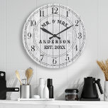 Grande Horloge Ronde Maison rustique en bois de grange blanc M. & Mme P<br><div class="desc">Maison rustique en bois de grange blanc M. & Mme Custom Large Horloge. Grande belle grange blanche rustique bois vintage couple personnalisé nom de famille année établi mur décoration horloge. La planche en bois de campagne parfaite recherchent n'importe quelle maison ou cuisine.</div>