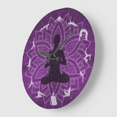 Grande Horloge Ronde Mandala violet de 10 pouces avec cadenas de Yoga (Angle)